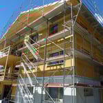 Südseite mit Dämmplatten und Grundputz auf Beton unten.