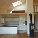 Küche mit Ofen und Galerie