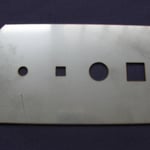 ステンレス　レーザー加工（バリ取り前）　堅いドロスがあります。