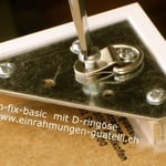 Bildaufhänger; Mit Distanzleiste auf Faserplatte fixiert.