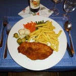 Cordonbleu mit Pommes frites und einem Gemüsebouquet