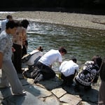 伊勢神宮最大のパワースポット「五十鈴川」にて。