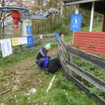 Reparaturarbeiten am Zaun am Lift