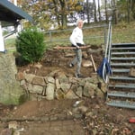 Arbeiten am Grünstreifen im Eingangsbereich