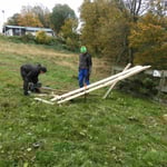 Reparaturarbeiten am Zaun am Lift