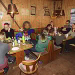 die Skihütte gut gefüllt