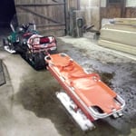 Lynx Ski-Doo mit Anhänger für die Krankentrage
