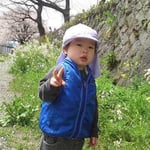 花の前でピース