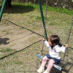 牧崎公園にてブランコ中
