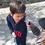 最初の記念撮影後、ゆうこせんせいが一言「S君、ここにてんとう虫がいるけど」「いやだ～とって～（虫嫌い）」絶叫中です