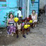 Yvonne und Katja bei Verteilung in Jamaika