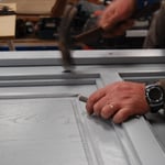 Pose des quincailleries forgées