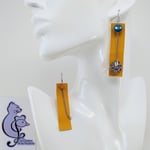 B.O. FORMIDABLE modèle CATHERINE Cuir ocre, breloques résine éventail moutarde et rond bleu canard, breloques inox rond martelé et feuilles et chaine