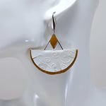 B.O. FORMIDABLE modèle n°11 Cuirs blanc/moutarde, breloques triangle inox et losange moutarde