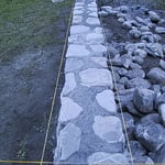  Construction de murs en pierres.