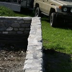  Construction de murs en pierres.