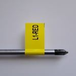 Etiqueta en poliester autoadhesivo en aplicacion tipo bandera