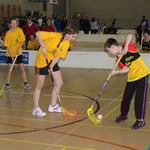 Im Unihockey gehts auch gegen Jungs.