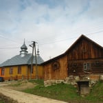 Bodaki - cerkiew prawosławna i łemkowska chyża fot. Grzegorz Grdal