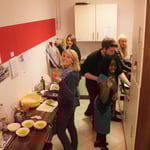 In der engen ADRAshop Küche musste schließlich alle vorbereitet werden