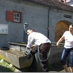 U zum Dessär e Hoselupf im Dorfbrunne