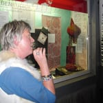 Silke Redolfi: "Jedes Schaufenster öffnet einen kurzen Blick (ün mumaint) in eine Bündner Lebensgeschichte."