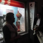 "per ün mumaint" zeigt Preziosen aus der 15-jährigen Sammlungstätigkeit des Frauenkulturarchivs Graubünden.