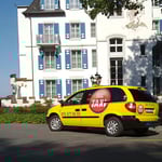 Chrysler Voyager vor Chateau Gütsch in Luzern