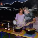 mit Heidi bei der Essenausgabe