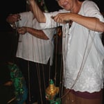 beim Marionettenspiel Silvia und Bernadette