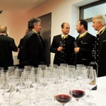 die Sängerrunde beim Weinverkosten