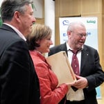 ein Wasserkrug von LR Beate Prettner für den Vortragenden