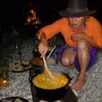 Monika bein Burma Essen kochen