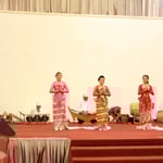 Tänzerinnen mit großem Orchester