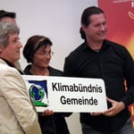 die Klima-Ortstafel wird überreicht