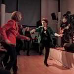 das Publikum hält es nicht mehr auf den Sitzen