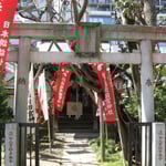 於岩稲荷田宮神社の鳥居。