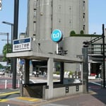 ①東京メトロ 丸の内線 四谷三丁目駅の４番出口を出ます。