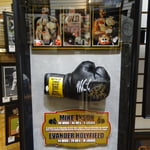 Gant du combat Tyson-Hollyfield, dédicacé. 2500$