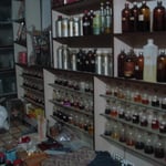 Une collection de flacons d'huiles essentielles