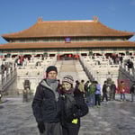 Devant le Hall de l'Harmonie Suprême