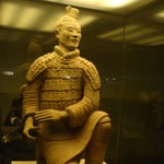 Un soldat, un archer agenouillé, en vitrine