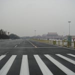 Une des rues bordant la place