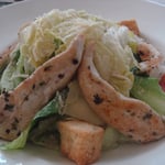 Caesar salad en entrée, que nous partageons à deux