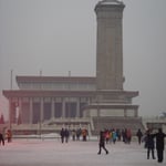 La place Tianan Men: derrière nous, la Cité Interdite, devant, la colonne Monument to the People's Heroes, et au fond, le mausolée de Mao