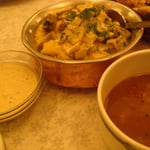 Un plat sucré-salé, avec des champignons, de la coriandre, des noix de cajoux, de l'ananas, et une crème à la noix de coco.. nous en avons recommandé