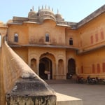 A l'extérieur du fort