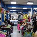 Dans un magasin de surf