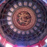 Un plafond d'une pagode, dans le jardin principal