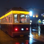 Dans une rue de Pékin, un tramway